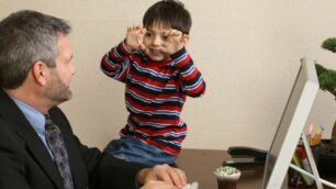 Un papa con un bambino in ufficio