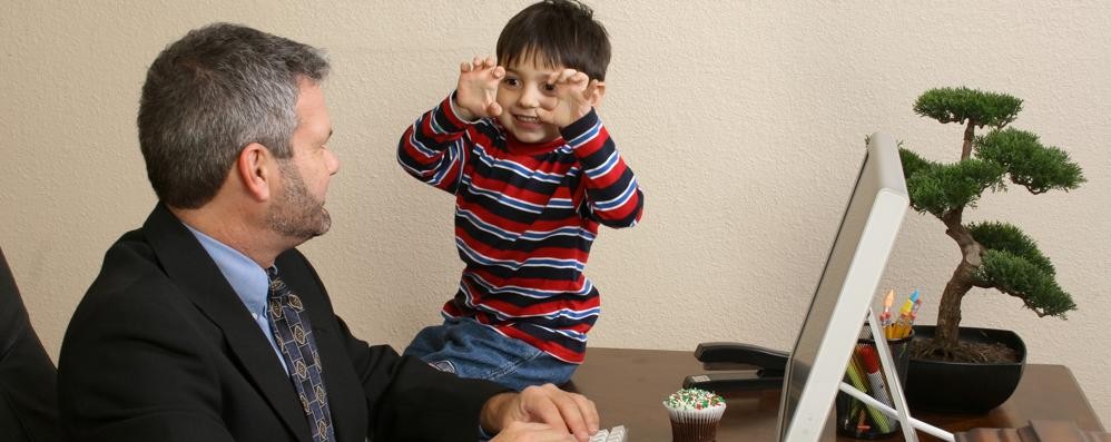 Un papa con un bambino in ufficio