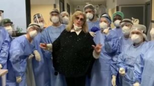 Coronavirus Iva Zanicchi lascia l'ospedale di Vimercate: un fotogramma tratto dal video dei ringraziamenti pubblicato sui social