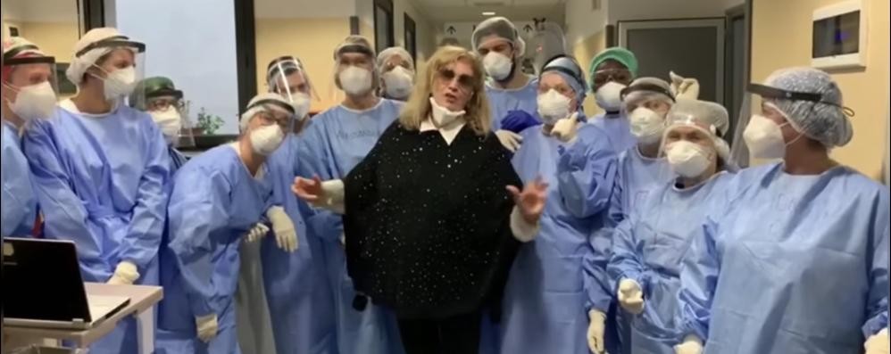 Coronavirus Iva Zanicchi lascia l'ospedale di Vimercate: un fotogramma tratto dal video dei ringraziamenti pubblicato sui social