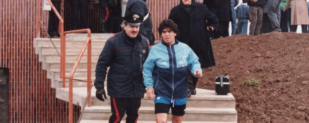 Maradona a Monzello con il carabiniere Gaetano Galbiati