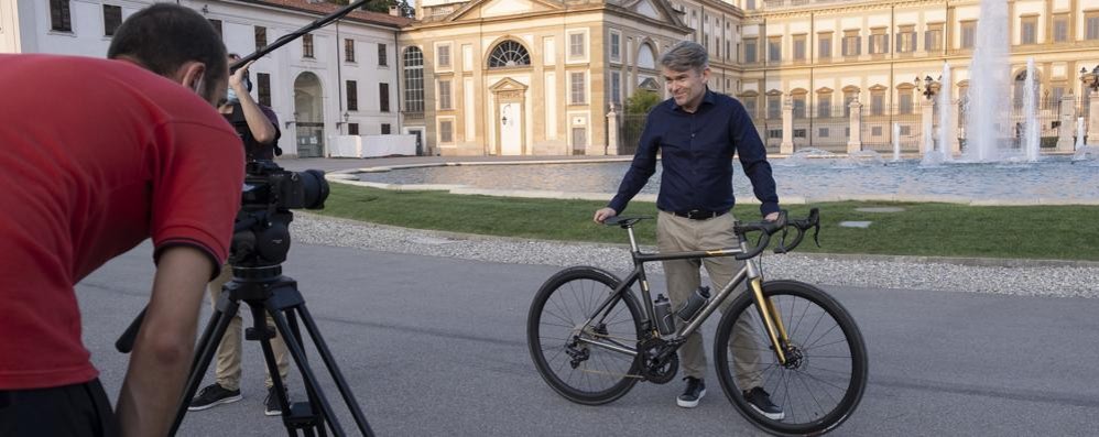 John Dickie a Monza con la bicicletta Passoni