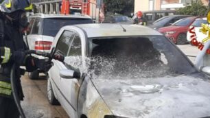 Incendio auto a Limbiate