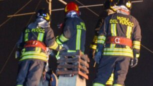 Incendio canna fumaria a Lentate. Vigili del fuoco al lavoro.
