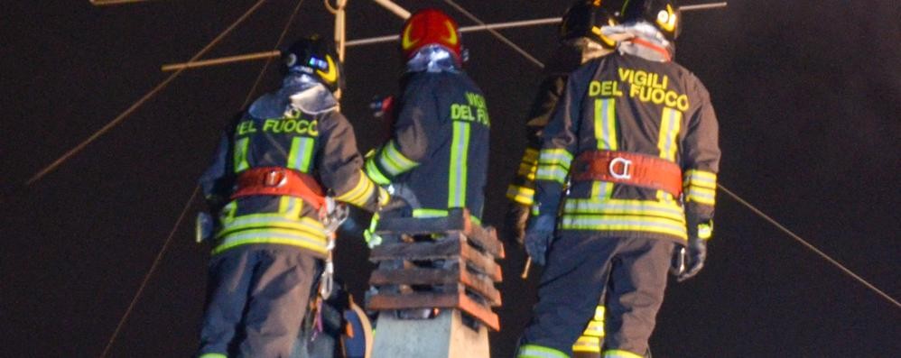 Incendio canna fumaria a Lentate. Vigili del fuoco al lavoro.