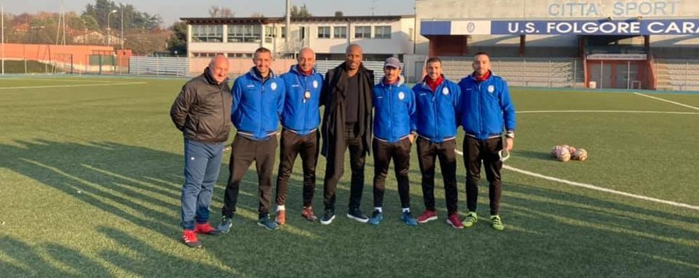 Didier Drogba insieme allo staff tecnico della Folgore