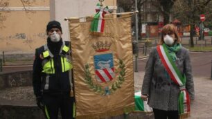 Lissone. Minuto di silenzio nell’aprile scorso per il sindaco Concettina Monguzzi e i volontari protezione civile. Bandiere mezz’asta municipio. Ora sono tornati i numeri dei mesi più pesanti dell’emergenza