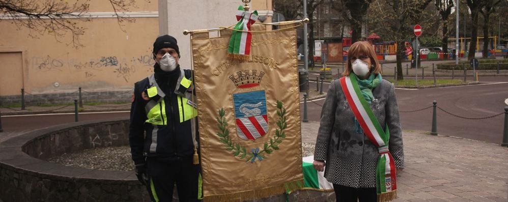 Lissone. Minuto di silenzio nell’aprile scorso per il sindaco Concettina Monguzzi e i volontari protezione civile. Bandiere mezz’asta municipio. Ora sono tornati i numeri dei mesi più pesanti dell’emergenza