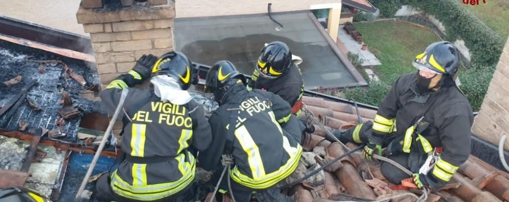 I vigili del fuoco al lavoro a Misinto