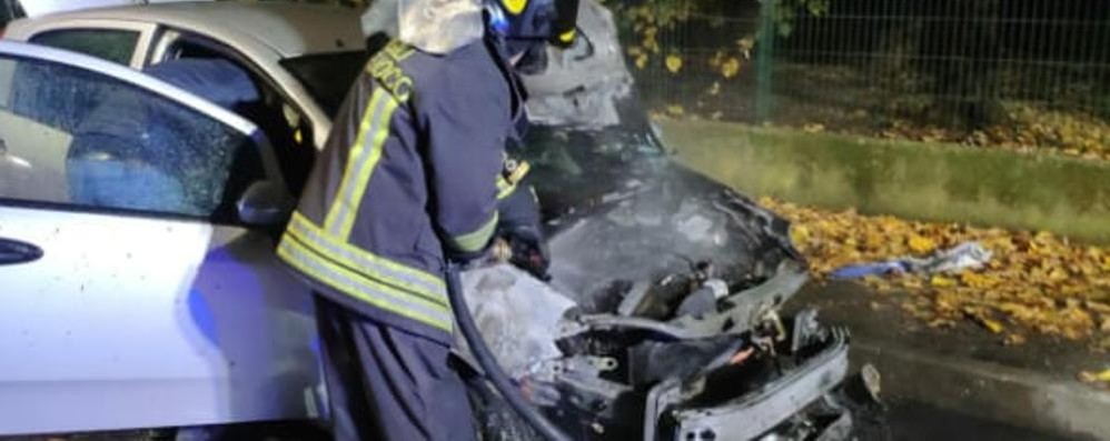 Monza incendio auto via Giacosa