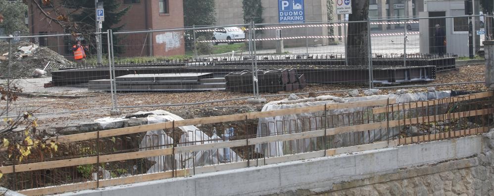 Prime putrelle del ponte di via Colombo a  Monza