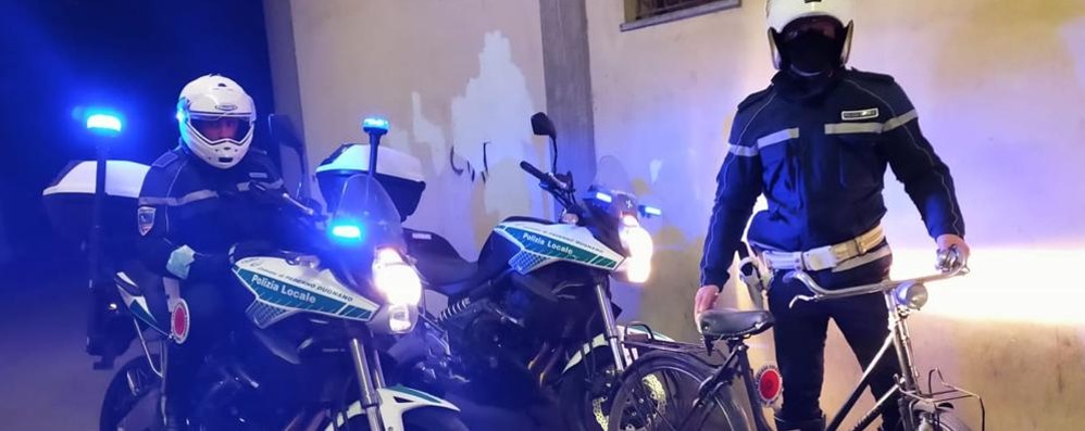 PADERNO - GLI AGENTI IN MOTO CHE HANNO RECUPERATO LA BICICLETTA RUBATA