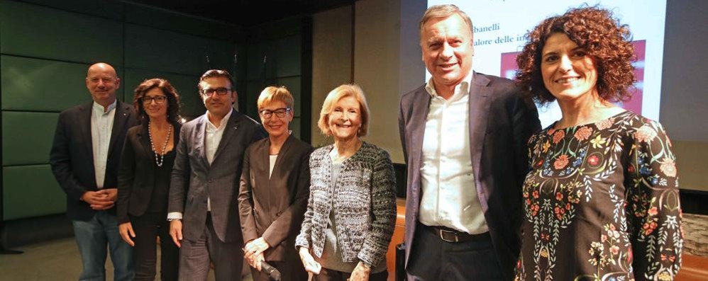 Foto di gruppo alla finale 2019 con ospite Milena Gabanelli: alla sua sinistra, Gianna Parri, presidente dell’Associazione Mazziniana