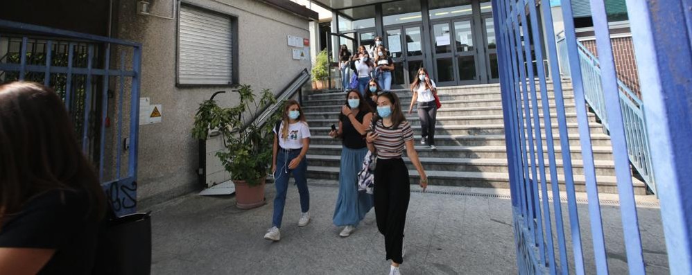 Primo giorno di scuola a Monza a settembre, nelle superiori: sembra passato un secolo