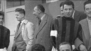 Ferdinando Valletti, primo in piedi a destra, a carriera già finita con Andrea Bonomi, capitano del Milan. Una delle storie raccontate dal libro di Seregn de la memoria