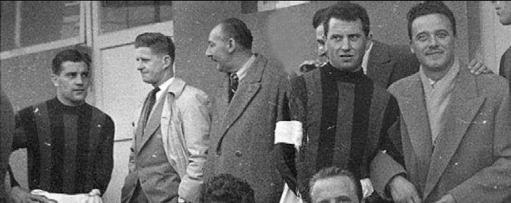 Ferdinando Valletti, primo in piedi a destra, a carriera già finita con Andrea Bonomi, capitano del Milan. Una delle storie raccontate dal libro di Seregn de la memoria