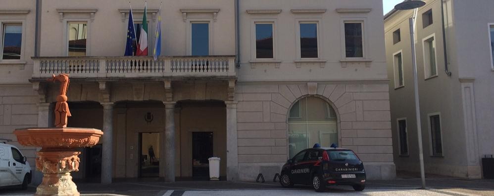 I carabinieri in municipio a Seregno