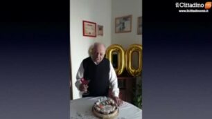 VIDEO I 100 anni di Mario Moscardo: «Causa virus non posso festeggiare, allora festeggio io con tutti voi»