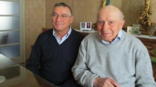 Riccardo Proserpio, Ul Regin, 105 anni, insieme al figlio Gianpaolo in una foto di aprile 2019