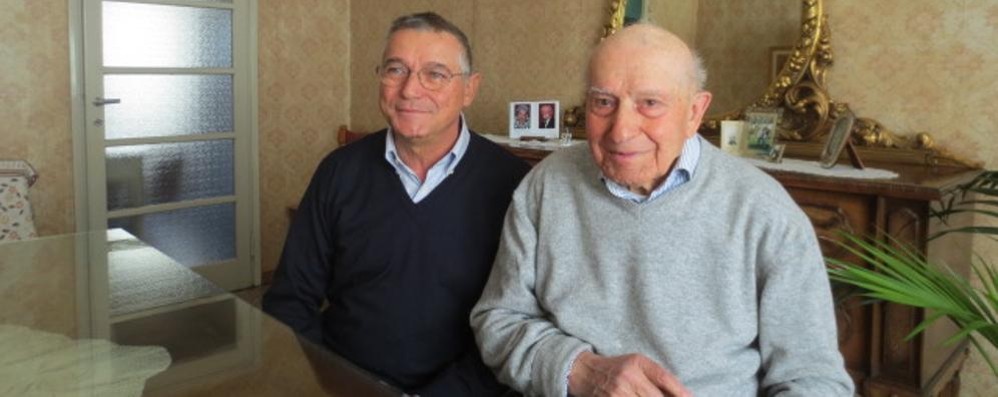 Riccardo Proserpio, Ul Regin, 105 anni, insieme al figlio Gianpaolo in una foto di aprile 2019