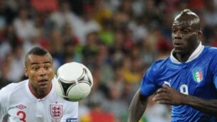 Balotelli, a destra, con la maglia della nazionale