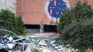 L’ingresso principale del Magic Movie, spesso ostruito da montagne di rifiuti