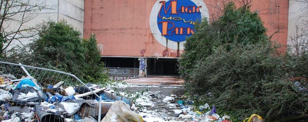 L’ingresso principale del Magic Movie, spesso ostruito da montagne di rifiuti