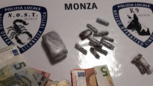 La droga e il denaro sequestrati dalla polizia locale