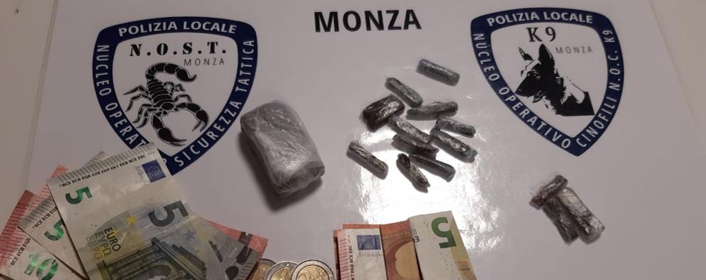 La droga e il denaro sequestrati dalla polizia locale