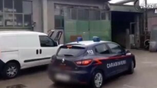 I carabinieri nel capannone