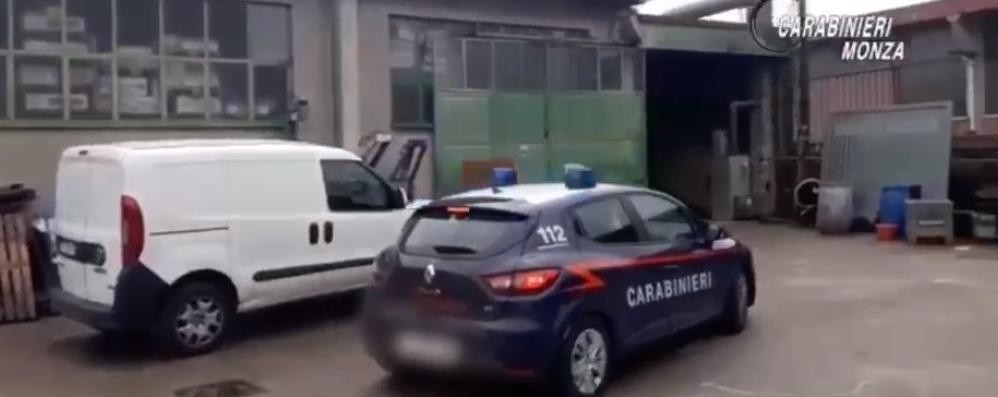 I carabinieri nel capannone