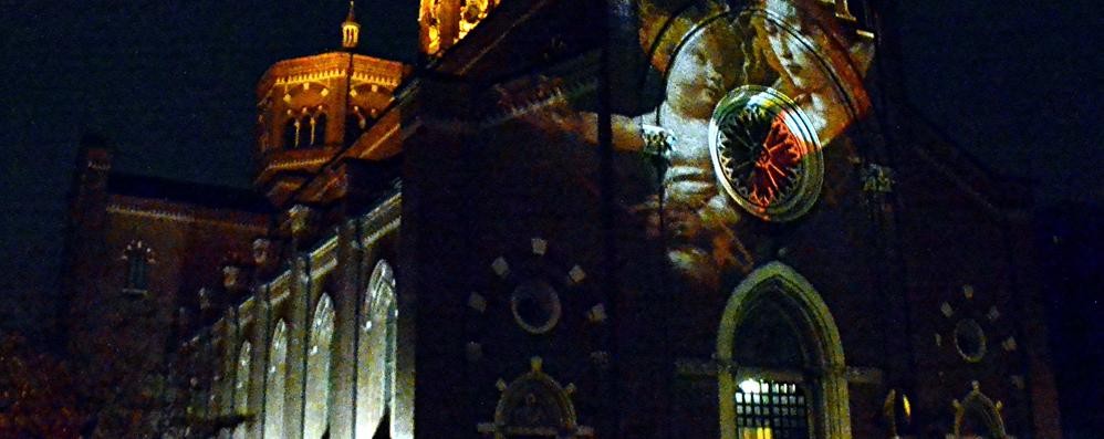 Le luci di Natale sulla facciata della chiesa prepositurale di Lissone