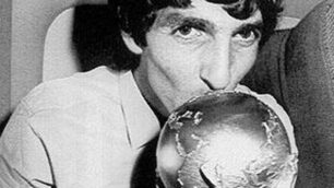 Paolo Rossi con la Coppa del Mondo 1982