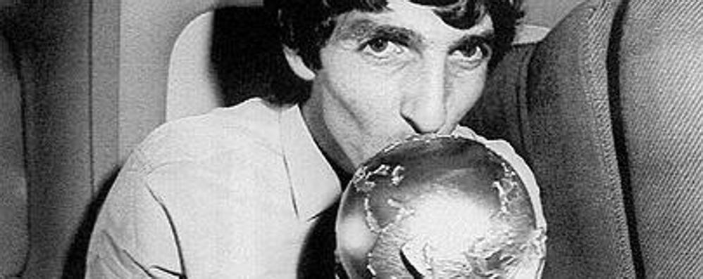 Paolo Rossi con la Coppa del Mondo 1982