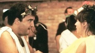 John Belushi e Judith Belushi Pisano mentre ballano al toga party di “Animal house”