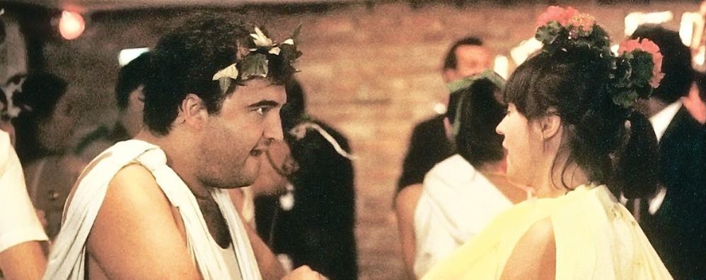 John Belushi e Judith Belushi Pisano mentre ballano al toga party di “Animal house”