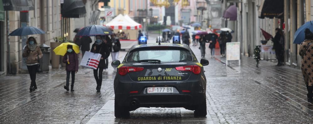 Controlli della Guardia di finanza nel centro di Monza