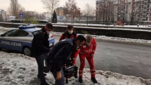 La carrozzina recuperata dagli agenti e dal personale della Croce rossa