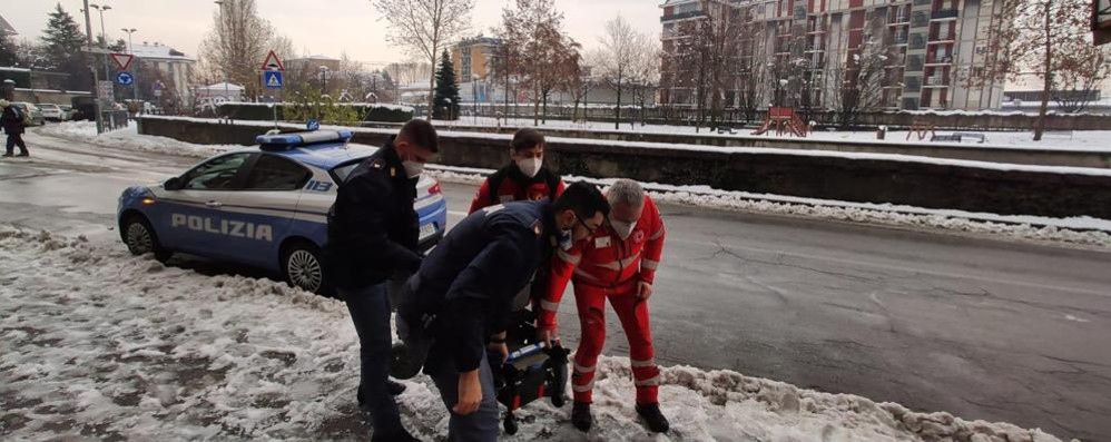 La carrozzina recuperata dagli agenti e dal personale della Croce rossa
