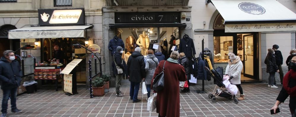 Shopping in centro a Monza la prima domenica di zona arancione