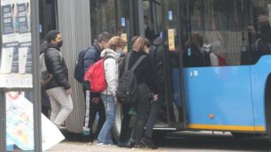 Studenti alla fermata dell’autobus