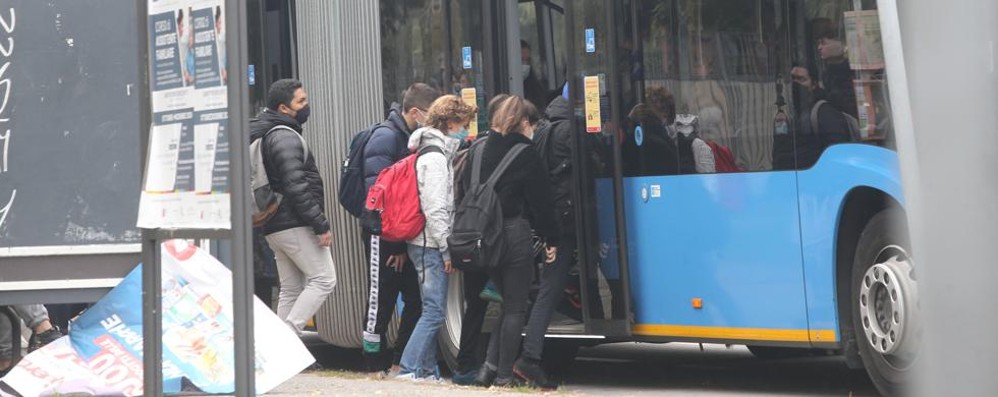 Studenti alla fermata dell’autobus