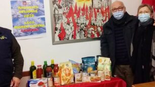 Alcuni volontari con una parte dei prodotti consegnati