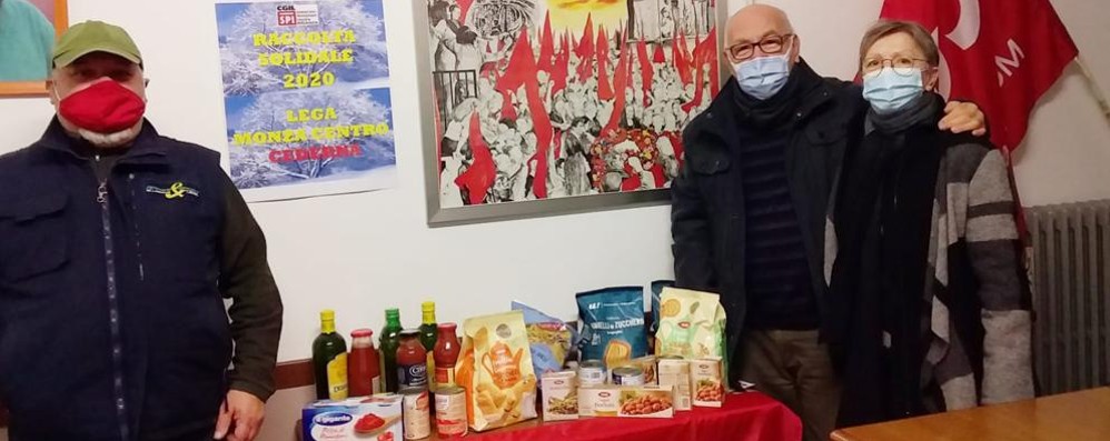 Alcuni volontari con una parte dei prodotti consegnati