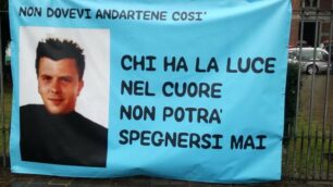 San Rocco funerale Cristian Sebastiano. Lo striscione realizzato dagli amici del quartiere esposto sotto i portici di via Fiume dove è stato ucciso Sebastiano e fuori dal cancello del sagrato della chiesa di San Rocco