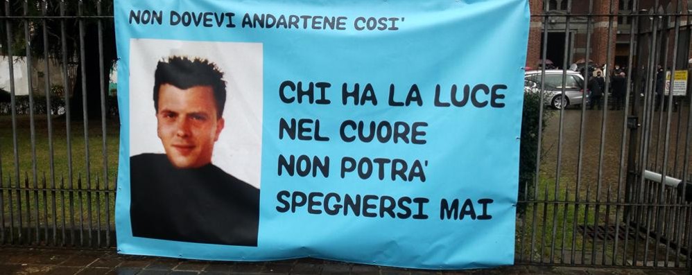 San Rocco funerale Cristian Sebastiano. Lo striscione realizzato dagli amici del quartiere esposto sotto i portici di via Fiume dove è stato ucciso Sebastiano e fuori dal cancello del sagrato della chiesa di San Rocco