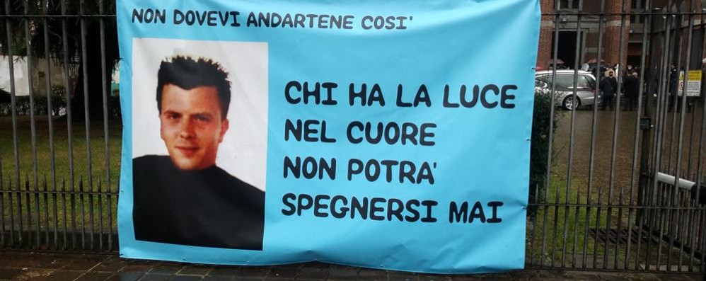 San Rocco funerale Cristian Sebastiano . Lo striscione realizzato dagli amici del quartiere