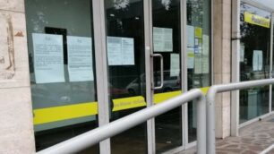 Un ufficio postale: stabilito il calendario per la consegna delle pensioni in contanti