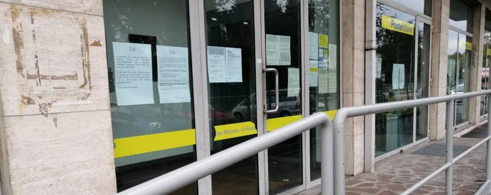 Un ufficio postale: stabilito il calendario per la consegna delle pensioni in contanti