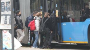 Studenti alla fermata autobus